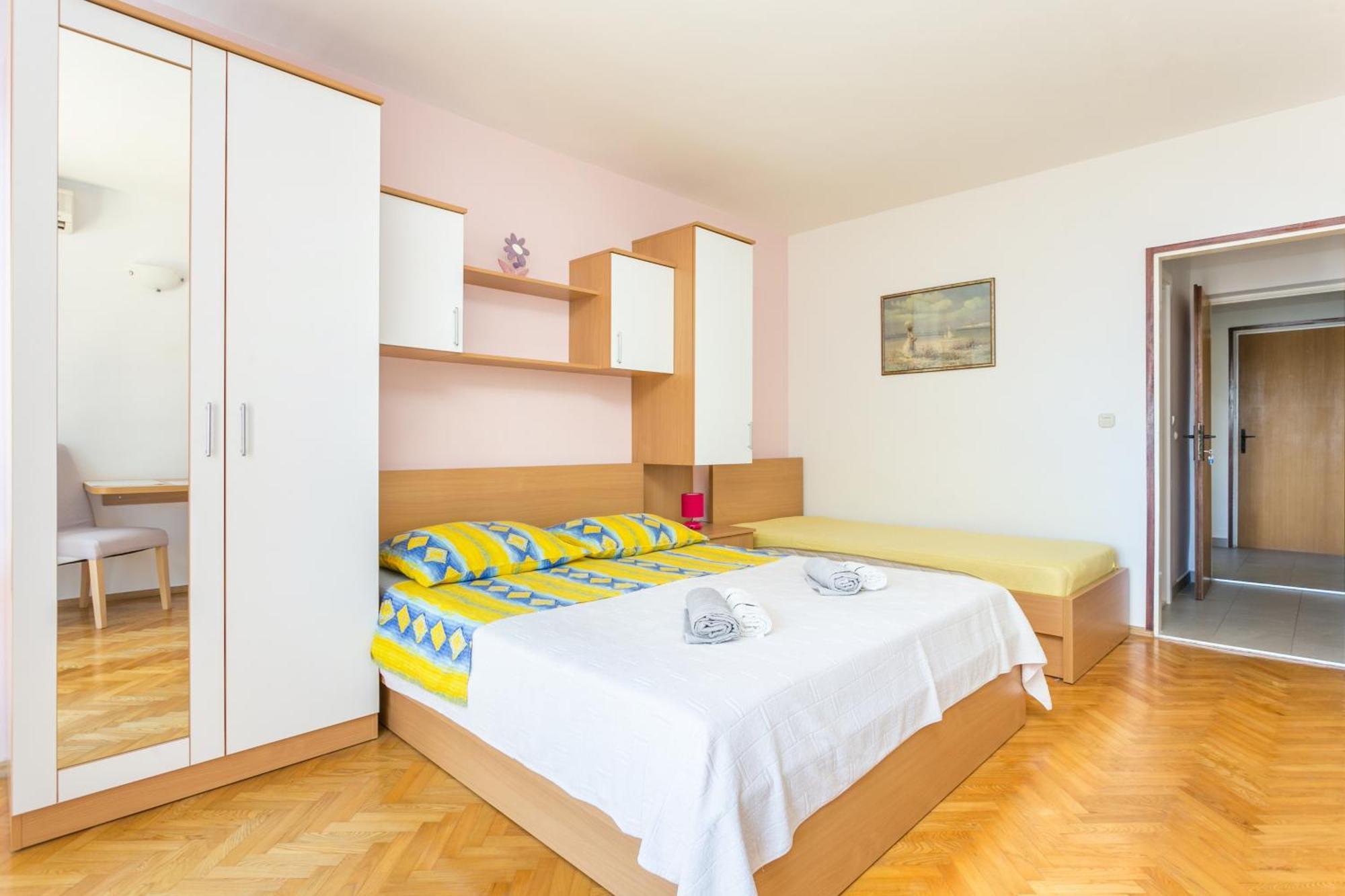 Apartments By The Sea Brela, Makarska - 18356 Room photo